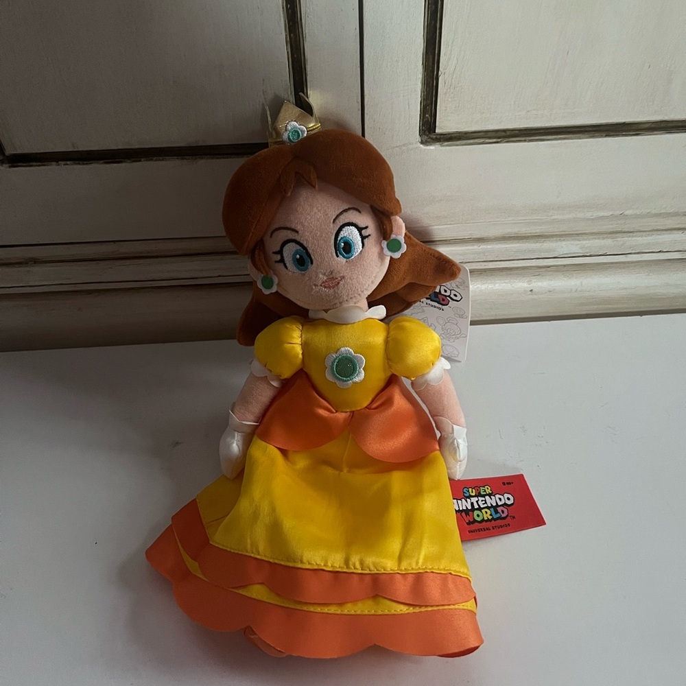NWT Universal Studios Hollywood Super Nintendo World Princess Daisy Plush Doll